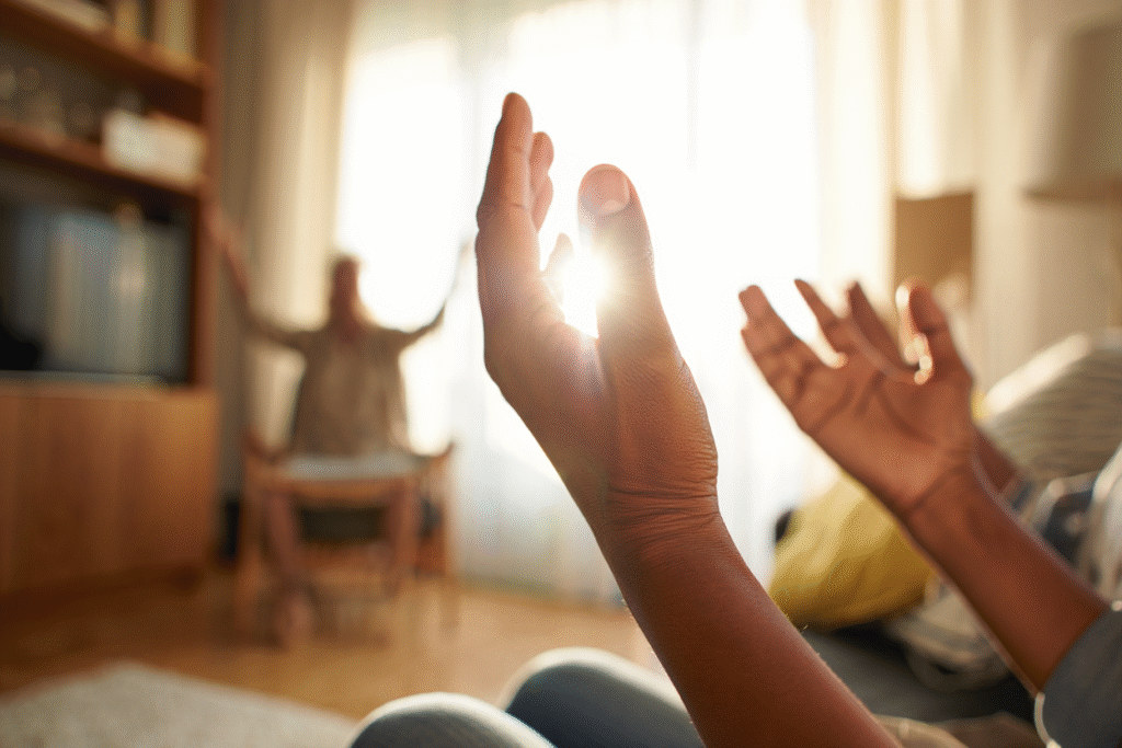 5 Passos para Fortalecer Sua Vida de Oração Diária 3 Maos erguidas em adoracao a Deus expressando gratidao e devocao diaria